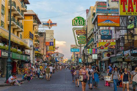 ¿Khao San Road: Un Viaje Introspectivo a la Juventud Tailandesa?